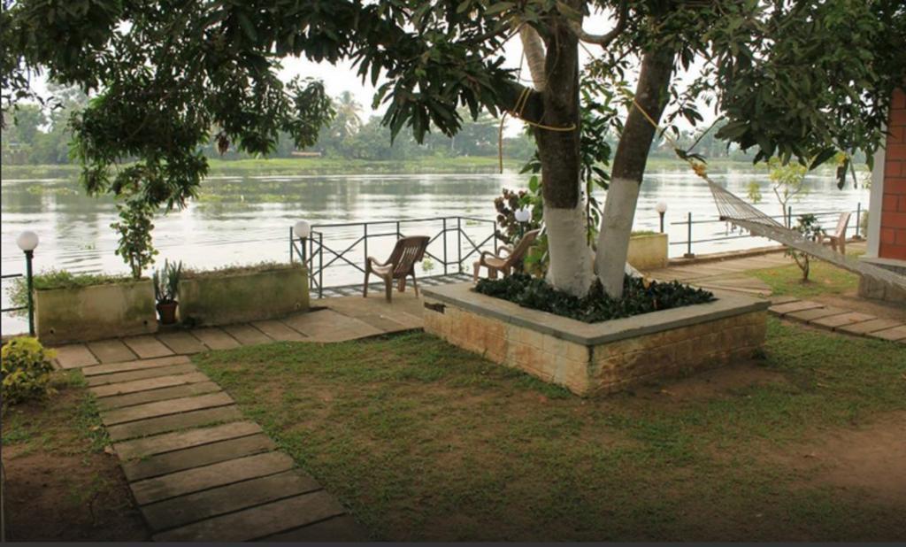 Riverine Resort Alappuzha Bagian luar foto