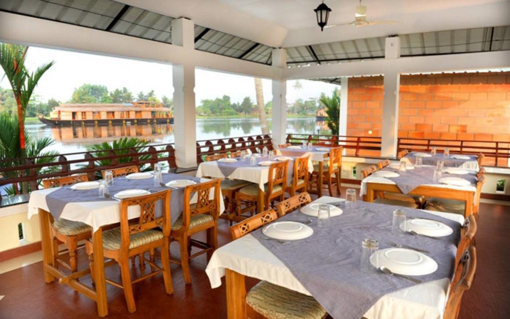 Riverine Resort Alappuzha Bagian luar foto