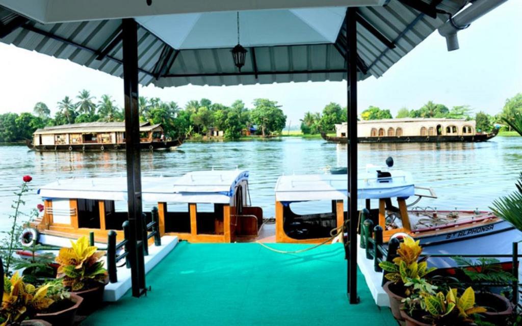 Riverine Resort Alappuzha Bagian luar foto