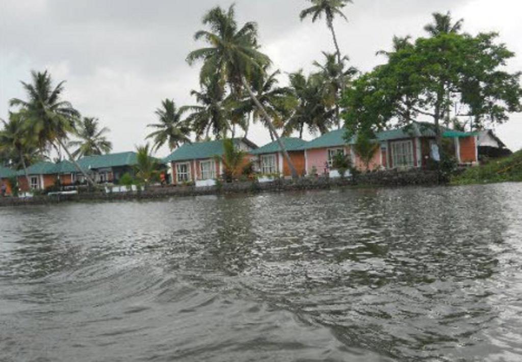 Riverine Resort Alappuzha Bagian luar foto